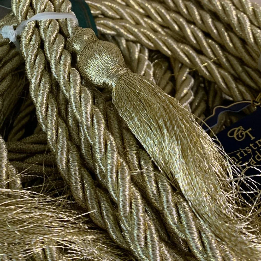 Holiday Garland gold - set of 7 bannaras silk w/ tassels